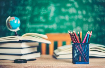 escola-restitui-recolhimento-previdenciario mesa de escritório com livros abertos